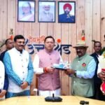 सीएम धामी से मंत्री, विधायक, अधिकारियों और प्रदेशभर से आए लोगों ने की भेंट; दीं दीपावली की शुभकामनाएं