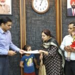 जिलाधिकारी सविन बंसल के हस्तक्षेप का असर, निजी स्कूल ने दो दिन में जारी किए ₹78,966 के चेक